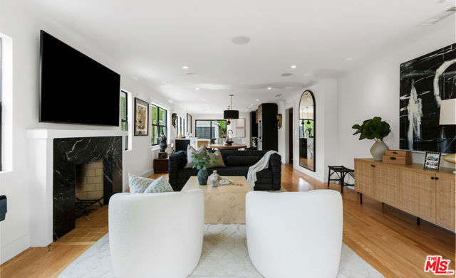 5319 West Boulevard, Los Angeles CA: https://media.crmls.org/mediaz/16649c70-ae89-4933-96fc-233d9036accb.jpg