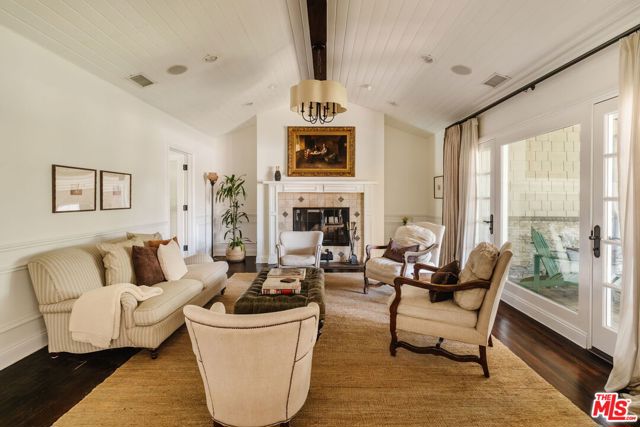 4237 Bluebell Avenue, Studio City CA: https://media.crmls.org/mediaz/16650757-709e-4c9b-ac59-9ddce76ba3d1.jpg