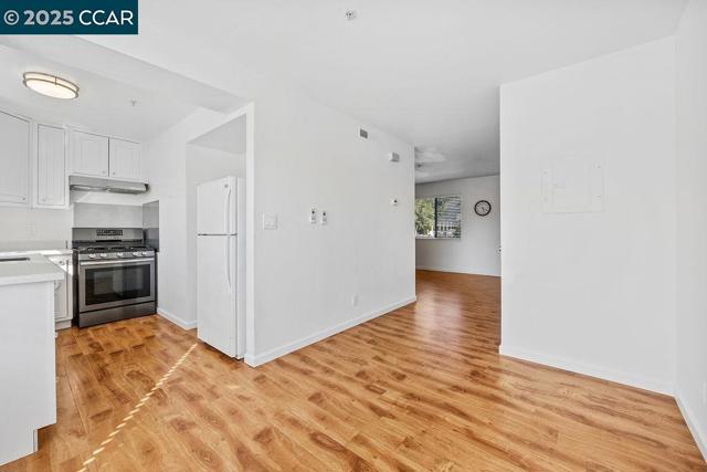 16472 Foothill Blvd, San Leandro CA: https://media.crmls.org/mediaz/16653817-6992-4873-acc5-78066ff5a42d.jpg