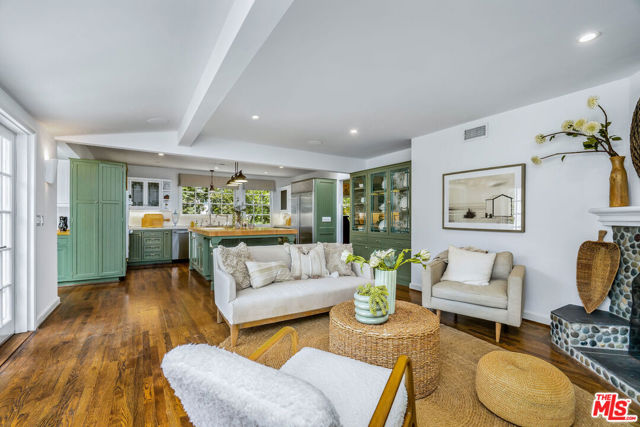 10155 Valley Spring Lane, Toluca Lake CA: https://media.crmls.org/mediaz/16655c60-174b-4d87-b0cc-333f95a64532.jpg