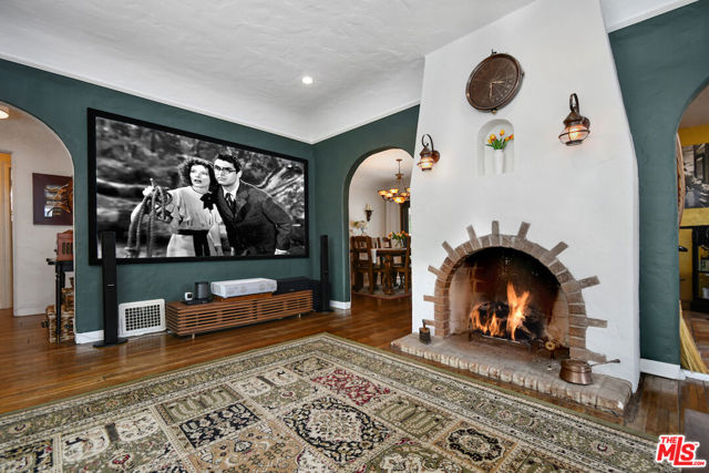 10344 Woodbridge Street, Toluca Lake CA: https://media.crmls.org/mediaz/1666fe8b-a41e-4642-bf9e-c25dc46c3214.jpg