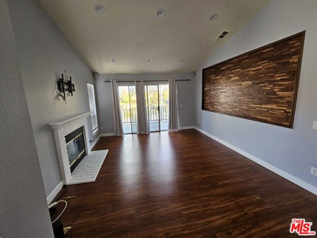 290 Ridgeton Lane, Simi Valley CA: https://media.crmls.org/mediaz/1667fe83-73e5-4f60-85dd-18cb47f1b932.jpg