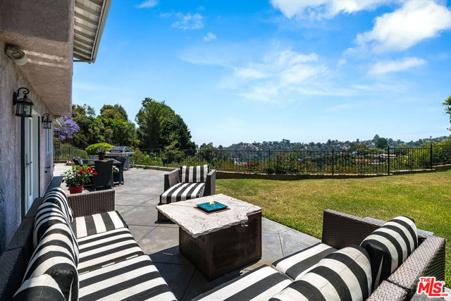 8407 Skyline Drive, Los Angeles CA: https://media.crmls.org/mediaz/1668b33f-5314-4fcc-bc21-fc54186c7b37.jpg