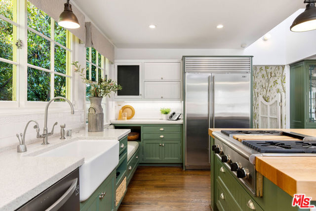 10155 Valley Spring Lane, Toluca Lake CA: https://media.crmls.org/mediaz/166aa5f1-05d2-4553-88c2-1a1b2fa9c39c.jpg