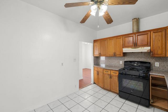 1049 55th Street, Emeryville CA: https://media.crmls.org/mediaz/166ad522-3076-4d3a-b1af-2432554e78b7.jpg
