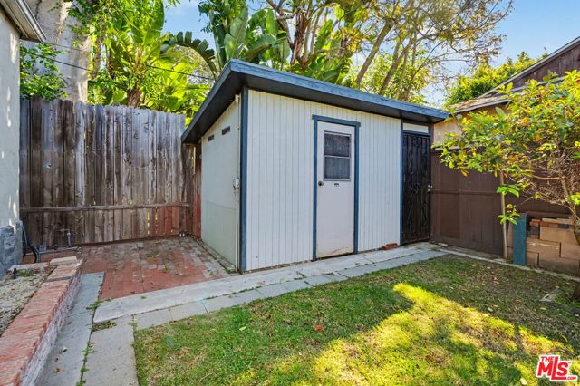 1314 Palms Boulevard, Venice CA: https://media.crmls.org/mediaz/166b8910-f56e-485c-9d05-d5c7bc48e7b1.jpg