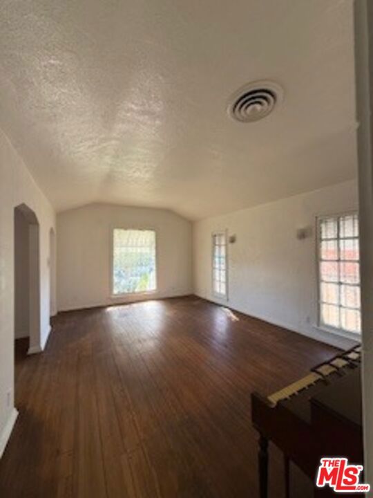 13103 Vaughn Street photo 2