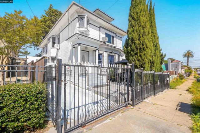 2510 E 21st ST, Oakland CA: https://media.crmls.org/mediaz/166c9aa4-64a7-4204-9e83-c833890163a1.jpg