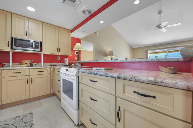41531 Peach Tree Court, Palm Desert CA: https://media.crmls.org/mediaz/166d4f6e-6ff0-4899-8b5c-6f8904152968.jpg