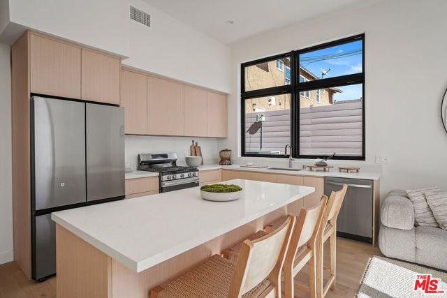 3808 College Ave, Culver City CA: https://media.crmls.org/mediaz/166ddbf2-2ec1-45c2-b7ea-19eb10edd37a.jpg