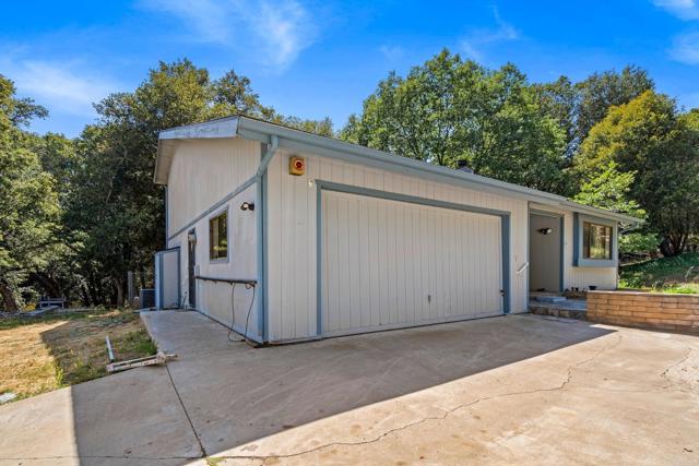 5041 Pine Ridge Avenue, Julian CA: https://media.crmls.org/mediaz/166df873-378b-4e22-9cb2-6143b0e559d8.jpg
