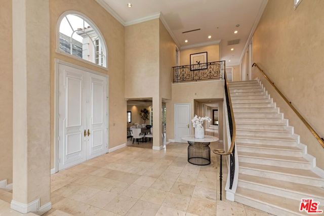 110 N Oakhurst Drive, Beverly Hills CA: https://media.crmls.org/mediaz/166df8aa-faca-4986-9ead-db2ad0b5d812.jpg