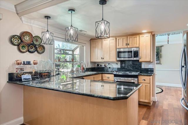 13422 Little Dawn Ln, Poway CA: https://media.crmls.org/mediaz/166e5e3d-f7db-4d05-88d0-262c8d560f5e.jpg