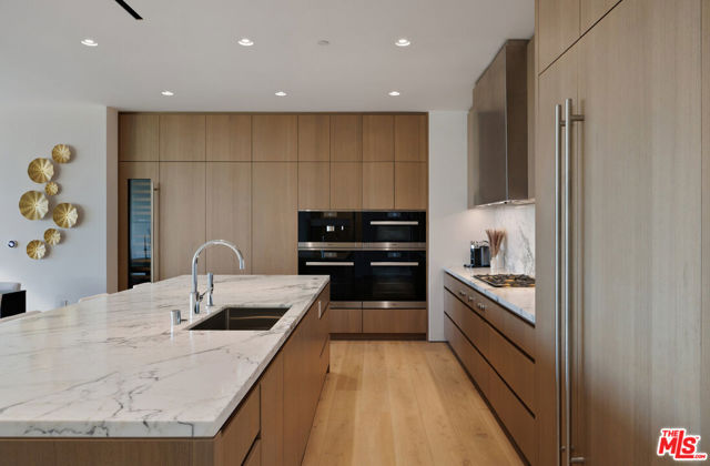 8899 Beverly Boulevard, Los Angeles CA: https://media.crmls.org/mediaz/166ea042-4439-40f5-9ea9-a6b0c47501cc.jpg