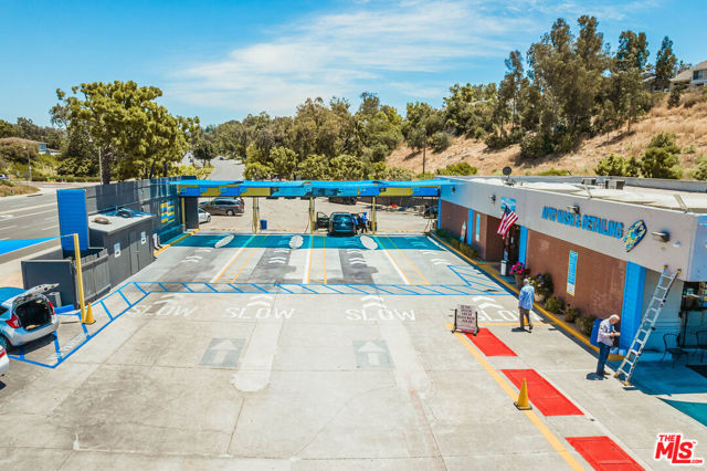23156 Los Alisos Boulevard, Mission Viejo CA: https://media.crmls.org/mediaz/166fdd97-38dc-4c14-9a5e-35072c986412.jpg
