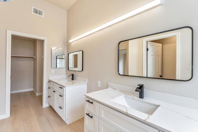 19723 Redwood Rd, Castro Valley CA: https://media.crmls.org/mediaz/16703b31-c47e-416a-8821-d36a70a3d067.jpg