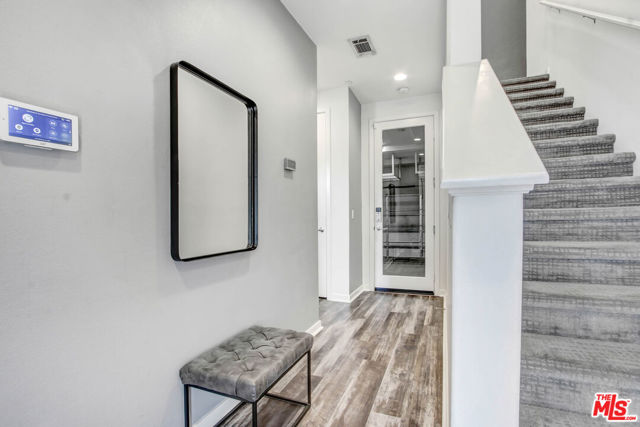 13135 Victory Boulevard photo 17