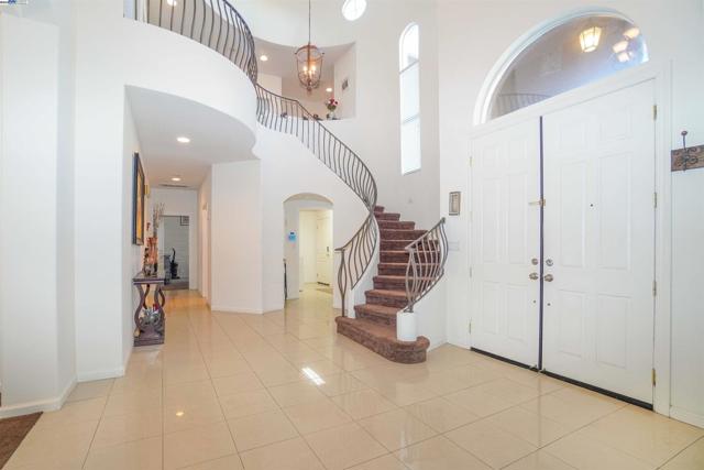5018 Southport Ct, Antioch CA: https://media.crmls.org/mediaz/16726414-737c-48e9-8de7-6a7ee6926f72.jpg