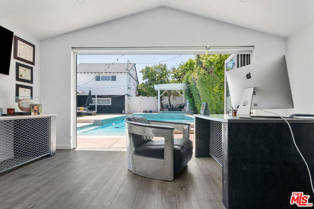 4909 Encino Terrace, Encino CA: https://media.crmls.org/mediaz/1672d95f-6415-4b83-b528-0b18b81bd05b.jpg