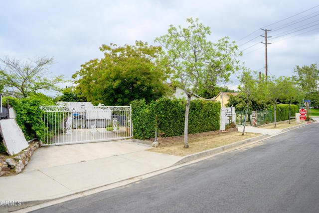 5621 Carlota Boulevard, Los Angeles CA: https://media.crmls.org/mediaz/1672fe0b-0d1c-40e8-8ac1-cb322c98e343.jpg