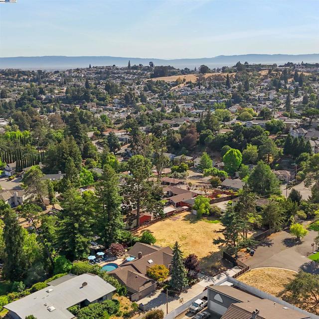 18767 Lamson Rd, Castro Valley CA: https://media.crmls.org/mediaz/16746849-29a5-46bf-93cd-c49fc1bf5e19.jpg