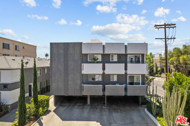 6350 Willoughby Avenue, Los Angeles CA: https://media.crmls.org/mediaz/1674f73f-fa9c-4234-923c-776ef7485954.jpg