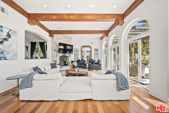 1821 Chastain, Pacific Palisades CA: https://media.crmls.org/mediaz/1675031e-cbb0-4ea2-a02d-543f64a65c97.jpg