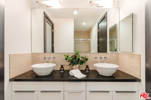 655 S Hope Street, Los Angeles CA: https://media.crmls.org/mediaz/1676027a-fd11-4829-ad78-bc8ed6fae570.jpg