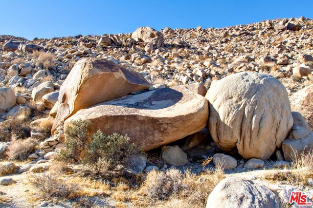 62775 Sullivan Road, Joshua Tree CA: https://media.crmls.org/mediaz/1676be1b-1e6c-4208-acbf-33cd7dc5e1fc.jpg