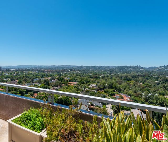 865 Comstock Avenue, Los Angeles CA: https://media.crmls.org/mediaz/1677688b-acb0-414f-9ea1-fba46071961a.jpg