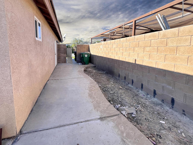 52402 Michelle Drive, Coachella CA: https://media.crmls.org/mediaz/1677a76d-2691-44ad-869d-405c27edd8ee.jpg