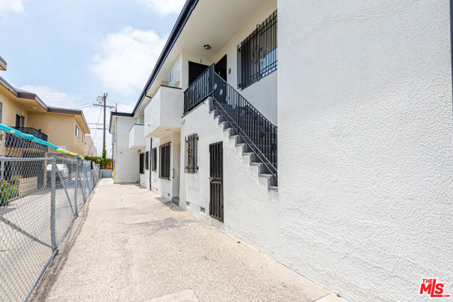 4546 W 17th Street, Los Angeles CA: https://media.crmls.org/mediaz/167810d1-6a26-4b5a-b05e-e3fe9f6cf4a0.jpg