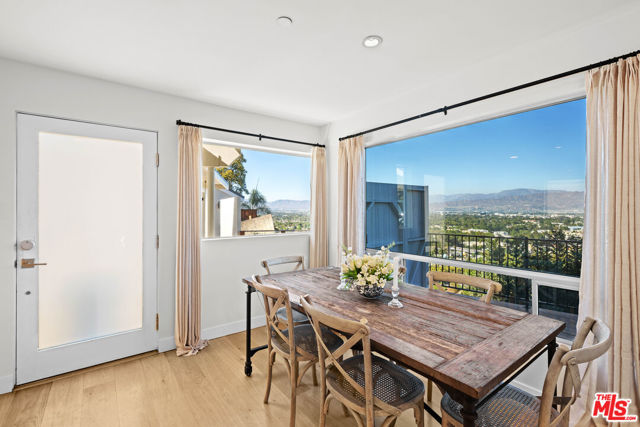 3631 Sunswept Drive, Studio City CA: https://media.crmls.org/mediaz/16784872-76c2-4295-923a-d7ec93b5ed3a.jpg
