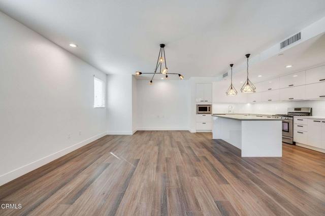 239 S Marengo Avenue, Pasadena CA: https://media.crmls.org/mediaz/1678545e-fe94-4164-a1c9-b7246d7d417c.jpg
