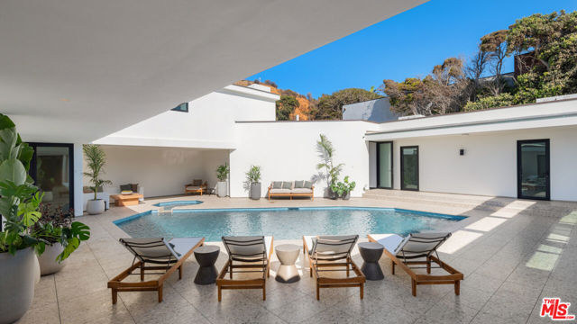 31388 Broad Beach Road, Malibu CA: https://media.crmls.org/mediaz/1678722e-849a-40b6-927d-04f33c80cbff.jpg