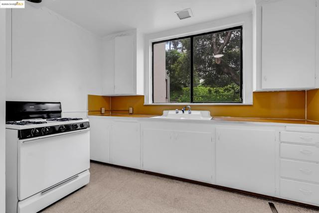 2340 Virginia St, Berkeley CA: https://media.crmls.org/mediaz/16787e43-13a5-42b0-9ff4-0351c064dbaf.jpg