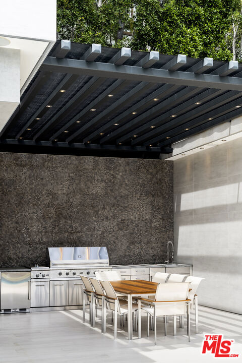 901 Oxford Way, Beverly Hills CA: https://media.crmls.org/mediaz/1678cd4e-ce94-4ef0-b13b-7df2f4acea79.jpg