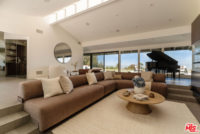 4 Buckboard Lane, Rolling Hills CA: https://media.crmls.org/mediaz/1678fe9e-b8cf-442a-a1fd-381932d47d48.jpg