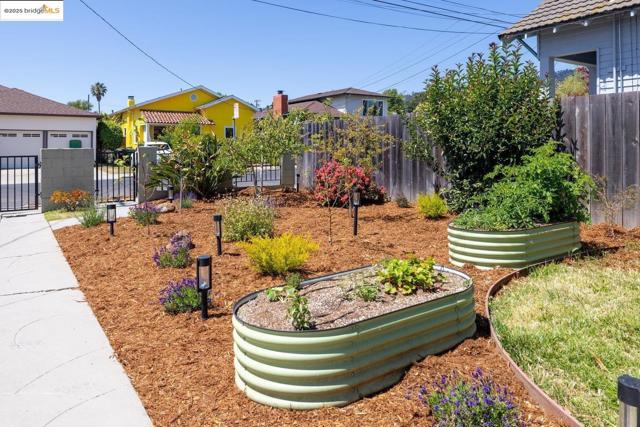 3742 Loma Vista AVE, Oakland CA: https://media.crmls.org/mediaz/1679f8c7-e4dc-4425-bae3-deb451ef1da8.jpg