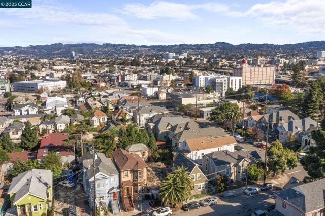 814 20th Street, Oakland CA: https://media.crmls.org/mediaz/167ab7af-9865-4640-bcc0-b8534cfb4019.jpg