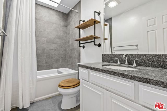 1807 Camden Avenue, Los Angeles CA: https://media.crmls.org/mediaz/167c4c8b-55c8-4b46-a0d0-b949e13798e0.jpg