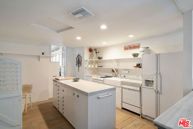 2020 Coldwater Canyon Drive, Beverly Hills CA: https://media.crmls.org/mediaz/167cc9a4-41df-41a8-8cb1-431ee73952f1.jpg