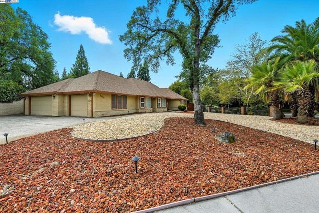 4470 Rolling Oaks Dr, Granite Bay CA: https://media.crmls.org/mediaz/167cec2c-b785-4f0e-8d61-4f23038f74ca.jpg
