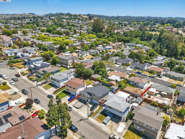 2579 Jacobs St, Hayward CA: https://media.crmls.org/mediaz/167d1e22-babc-488c-90db-6e0e7145f1c3.jpg