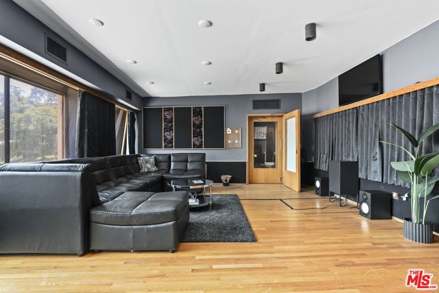 5940 Manola Way, Los Angeles CA: https://media.crmls.org/mediaz/167d21a7-8ec3-4e6b-b6b7-fbf4549b668e.jpg