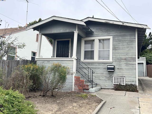 3657 Madrone Ave, Oakland CA: https://media.crmls.org/mediaz/167da6d7-cd0c-4b32-96d8-b53bf0efcee7.jpg