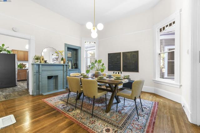 2349 Waverly St, Oakland CA: https://media.crmls.org/mediaz/167e1b8f-bac0-42b6-ae85-b7e026b5e1c8.jpg