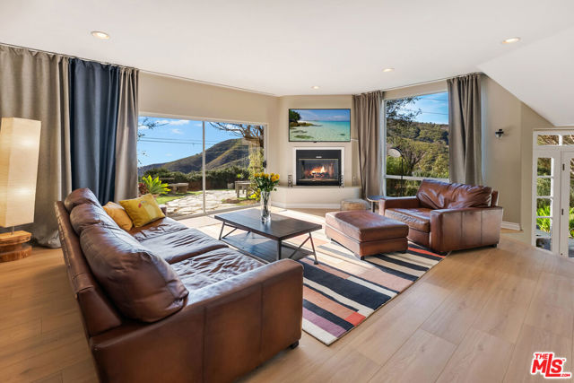 4350 Hillview Drive, Malibu CA: https://media.crmls.org/mediaz/167f9358-d6fd-47f8-9fe9-5b2acb10625d.jpg