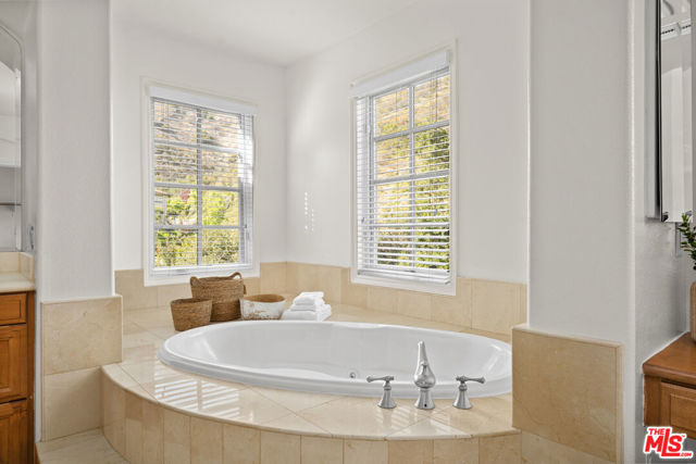 1772 Tamarack Street, Westlake Village CA: https://media.crmls.org/mediaz/167fb496-7ba3-4bbb-9722-ffa616fdcea6.jpg