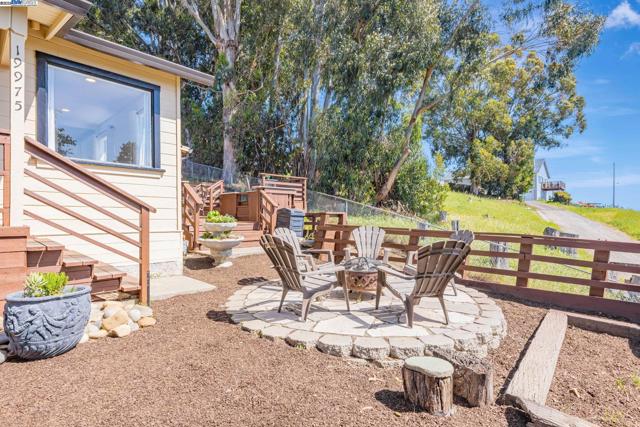 19975 JOHN DR, Castro Valley CA: https://media.crmls.org/mediaz/1680b32e-b312-4dc3-ae46-3551e914c50f.jpg